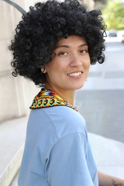 街の通りに巻き毛のある伝統的なコロンビアの服で美しい若い女性の肖像画 — ストック写真