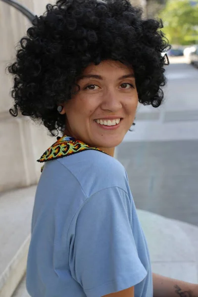 Portret Pięknej Młodej Kobiety Tradycyjnych Kolumbijskich Ubraniach Kręconymi Włosami Ulicy — Zdjęcie stockowe