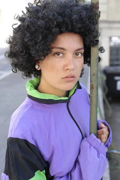 Portret Pięknej Młodej Kobiety Stylowych Ubraniach Kręconymi Włosami Ulicy Miasta — Zdjęcie stockowe