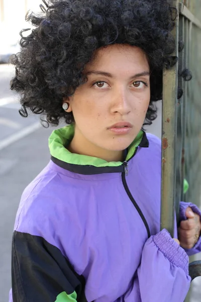 Портрет Красивой Молодой Женщины Стильной Одежде Вьющимися Волосами Городской Улице — стоковое фото