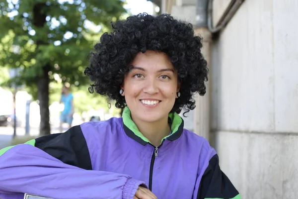 Şehir Caddesinde Spor Elbiseli Güzel Bir Genç Kadının Portresi — Stok fotoğraf