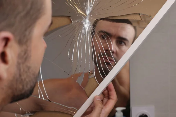 Banyoda Kırık Aynanın Önünde Genç Bir Adamın Portresi — Stok fotoğraf