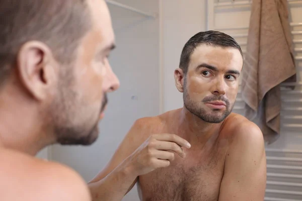 Porträtt Ung Man Med Vitiligo Framför Spegeln Badrummet — Stockfoto