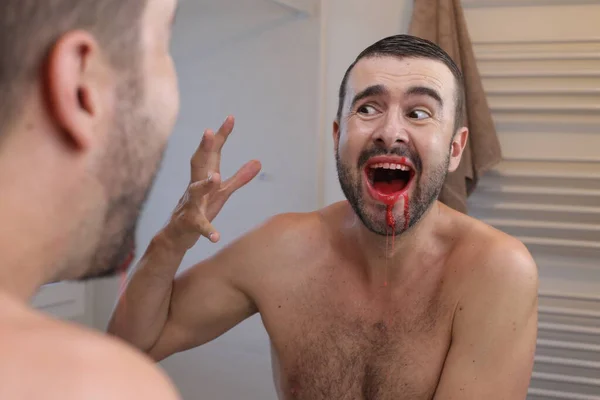Kanayan Diş Etleri Olan Genç Bir Adamın Portresi Banyoda Aynanın — Stok fotoğraf