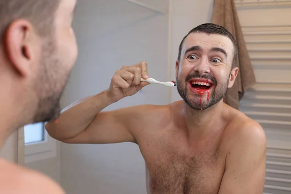 Porträtt Ung Man Med Blödande Tandkött Borsta Tänderna Framför Spegeln — Stockfoto