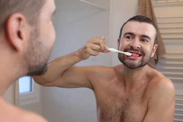 Портрет Молодого Человека Кровоточащими Деснами Чистящего Зубы Перед Зеркалом Ванной — стоковое фото