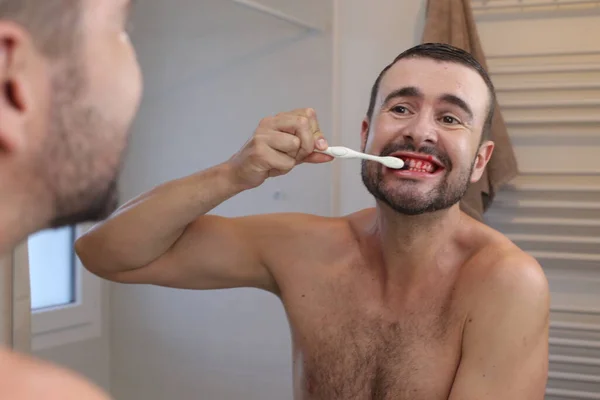 Πορτρέτο Του Νεαρού Άνδρα Αιμορραγία Των Ούλων Βουρτσίζει Δόντια Του — Φωτογραφία Αρχείου