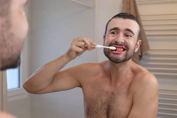 Porträtt Ung Man Med Blödande Tandkött Borsta Tänderna Framför Spegeln — Stockfoto