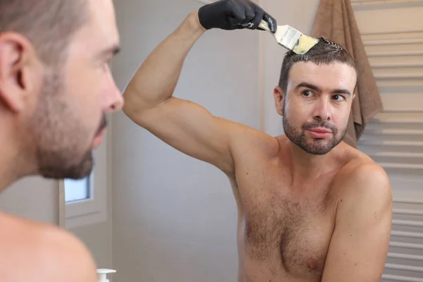 Potret Pemuda Yang Mengecat Rambutnya Depan Cermin Kamar Mandi — Stok Foto