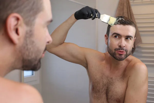 Banyoda Aynanın Önünde Saçını Boyayan Genç Bir Adamın Portresi — Stok fotoğraf