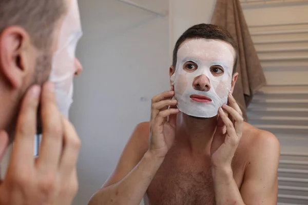 Porträtt Ung Man Med Hud Mask Framför Spegeln Badrummet — Stockfoto