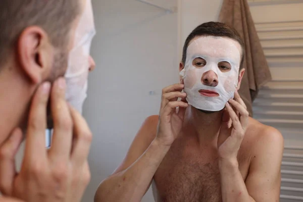 Banyoda Aynanın Önünde Deri Maskeli Bir Gencin Portresi — Stok fotoğraf