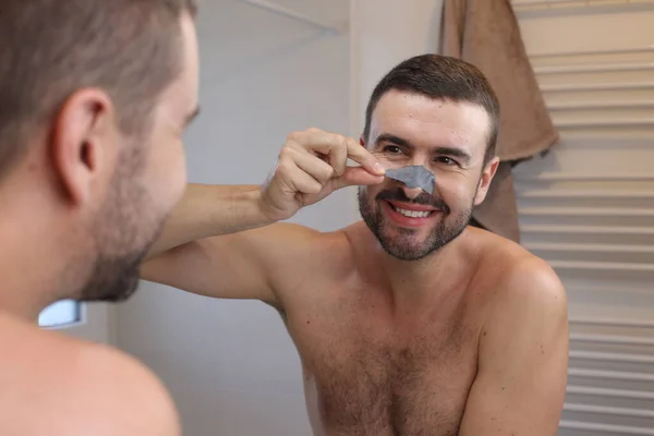 Portrait Jeune Homme Avec Masque Peau Sur Nez Devant Miroir — Photo