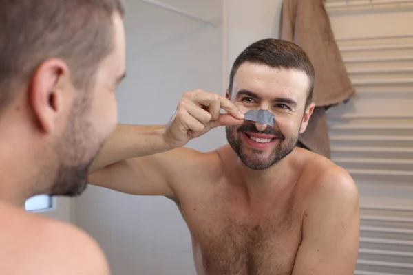 Porträtt Ung Man Med Hud Mask Näsan Framför Spegeln Badrummet — Stockfoto