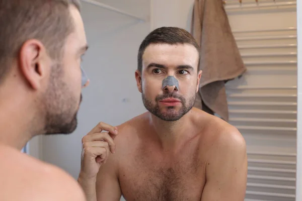 Banyoda Aynanın Önünde Burnunda Deri Maskesi Olan Genç Bir Adamın — Stok fotoğraf