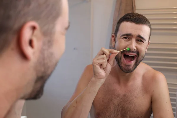 Портрет Молодого Человека Натирающего Волосы Носу Перед Зеркалом Ванной Комнате — стоковое фото
