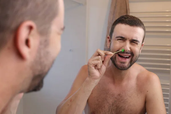 Potret Pemuda Waxing Rambut Hidungnya Depan Cermin Kamar Mandi — Stok Foto
