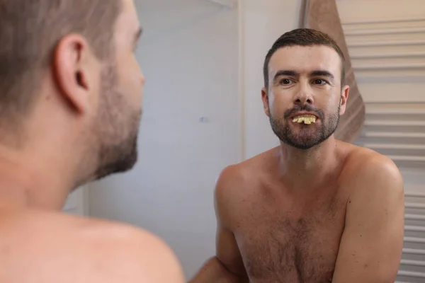 Banyoda Aynanın Önünde Genç Bir Adamın Portresi — Stok fotoğraf
