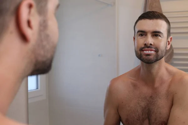 Porträtt Ung Man Framför Spegeln Badrummet — Stockfoto