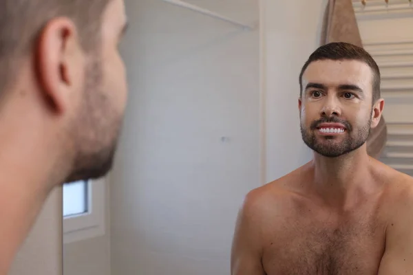 Porträtt Ung Man Framför Spegeln Badrummet — Stockfoto