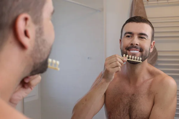 Porträtt Ung Man Med Plast Tänder Ton Prover Framför Spegeln — Stockfoto