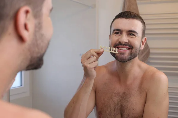 Ritratto Giovane Uomo Con Denti Plastica Campioni Tono Davanti Allo — Foto Stock