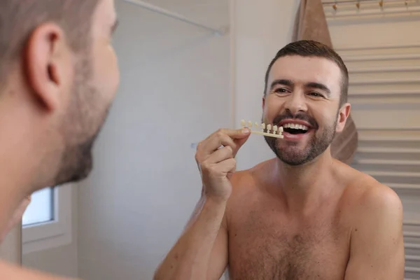 Ritratto Giovane Uomo Con Denti Plastica Campioni Tono Davanti Allo — Foto Stock