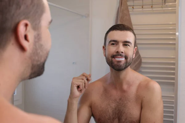 Porträtt Ung Man Med Vitare Tänder Mössa Framför Spegeln Badrummet — Stockfoto