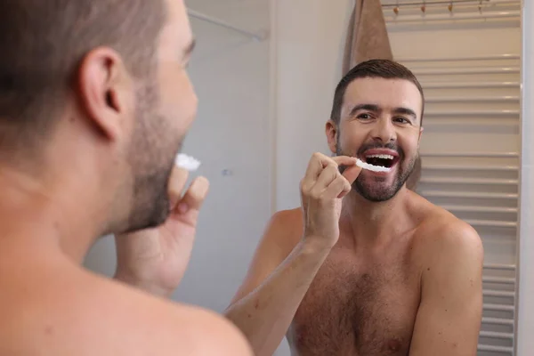 Portrait Jeune Homme Avec Capuchon Blanchiment Des Dents Devant Miroir — Photo