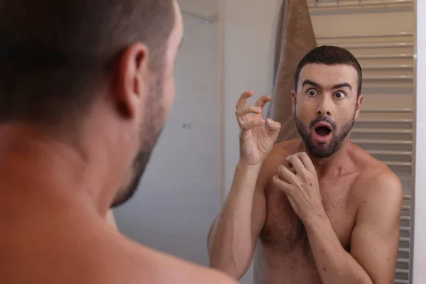 Portrét Šokovaného Emocionálního Mladého Muže Před Zrcadlem Koupelně — Stock fotografie