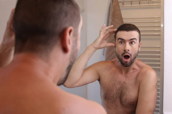 Porträtt Chockad Känslomässig Ung Man Framför Spegeln Badrummet — Stockfoto
