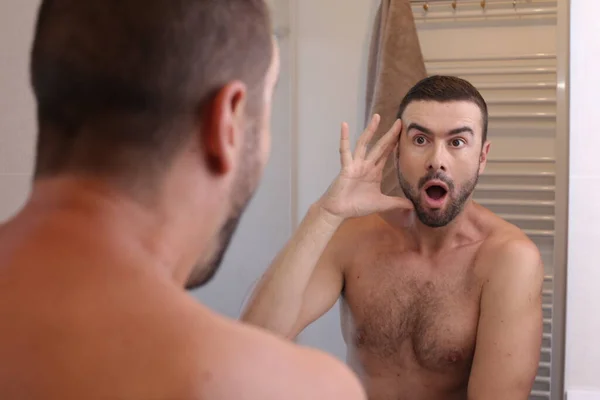 Portrét Šokovaného Emocionálního Mladého Muže Před Zrcadlem Koupelně — Stock fotografie
