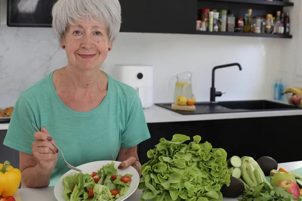 Retrato Cerca Mujer Madura Comiendo Ensalada Verduras Saludables Cocina —  Fotos de Stock