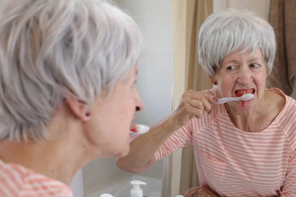 Banyoda Aynanın Önünde Dişlerini Fırçalarken Dişleri Kanayan Olgun Bir Kadının — Stok fotoğraf