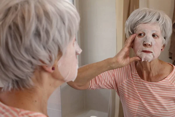 Banyoda Aynanın Önünde Yüzü Maskeli Olgun Bir Kadının Yakın Plan — Stok fotoğraf