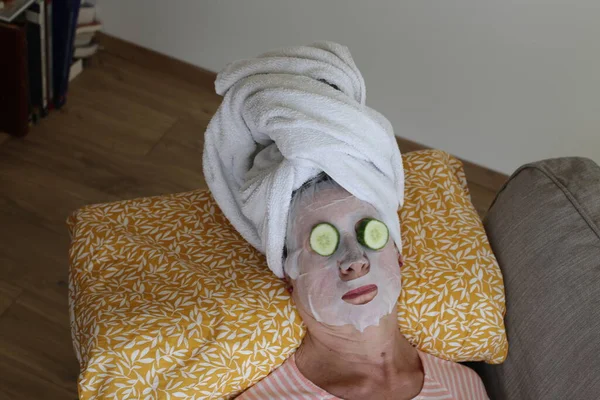 Portret Dojrzałej Kobiety Relaksującej Się Ręcznikiem Głowie Maską Twarz Ogórkami — Zdjęcie stockowe