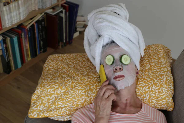 Close Retrato Mulher Madura Relaxante Com Toalha Cabeça Máscara Facial — Fotografia de Stock