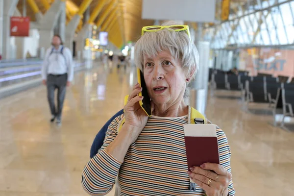 Zbliżenie Portret Dojrzałej Kobiety Paszportem Rozmowy Telefonicznej Lotnisku — Zdjęcie stockowe