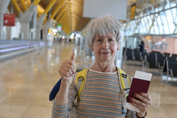 Primer Plano Retrato Mujer Madura Con Pasaporte Aeropuerto — Foto de Stock