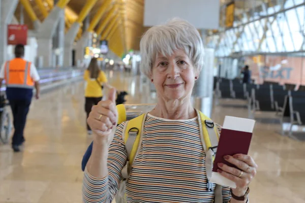 空港でのパスポートを持つ熟女のクローズアップポートレート — ストック写真