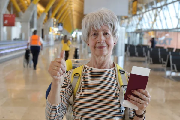 空港でのパスポートを持つ熟女のクローズアップポートレート — ストック写真