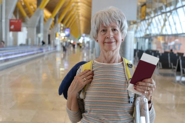 Крупный План Портрета Зрелой Женщины Паспортом Аэропорту — стоковое фото