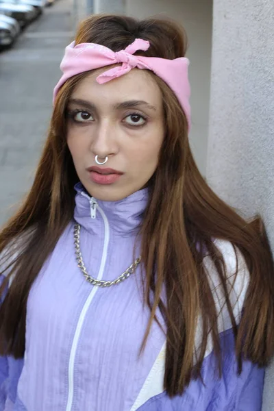 Retrato Mulher Hipster Elegante Vestindo Headband Piercing Fundo Urbano — Fotografia de Stock