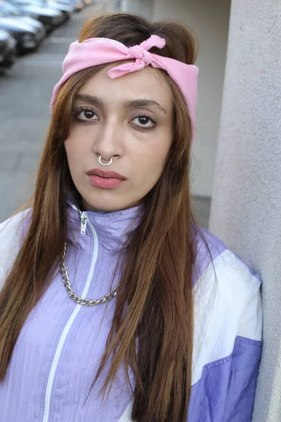 Retrato Mulher Hipster Elegante Vestindo Headband Piercing Fundo Urbano — Fotografia de Stock