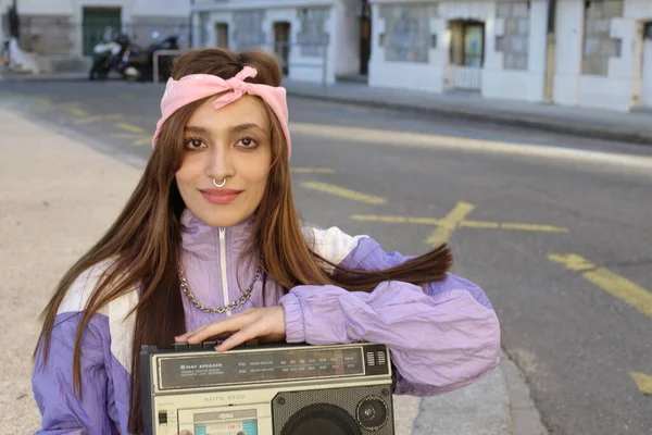 배경에 테이프 레코더를 머리띠와 피어싱을 힙스터 여자의 초상화 — 스톡 사진