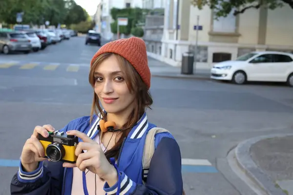 Student Toeristische Vrouw Maken Van Foto Stad — Stockfoto
