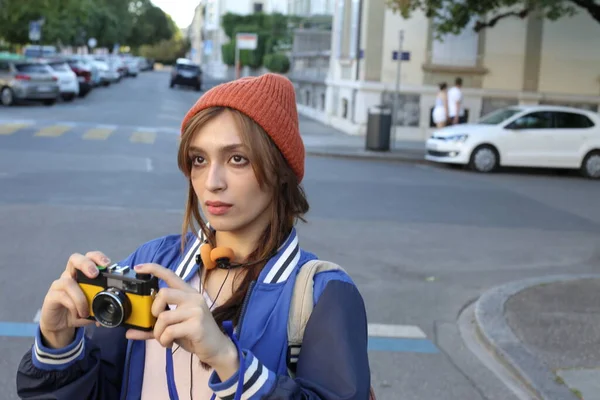 都市で写真を撮る学生観光女性 — ストック写真