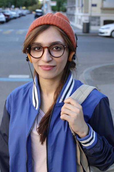 Studentin Mit Mütze Und Brille Hört Musik Über Kopfhörer Freien — Stockfoto