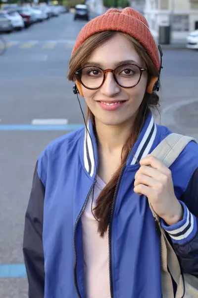 Studentessa Che Indossa Berretto Occhiali Ascoltando Musica Tramite Cuffie Che — Foto Stock