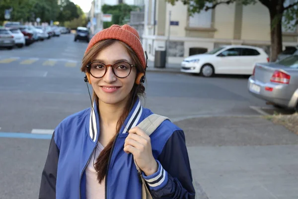 Student Woman Wearing Beanie Hat Eyeglasses Listening Music Headphones Walking — Stock Photo, Image